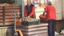 İstanbul Pendik'te kasa kasa patatesi çöpe döktüler