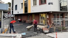 İzmir'de otomobil okul bahçesine girdi: 3 yaralı