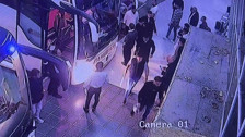 Otobüste tartışan yolcunun yakınları, yanlış muavin ve şoförü hastanelik etti