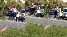 Uzaklaştırma kararı olan eşi tarafından şiddet gördü