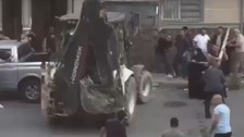 'Ceviz' kavgası büyüdü! Kavgaya iş makinesiyle girdi: 20'ye yakın kişi yaralandı