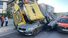 İzmir'de şoförü polisten kaçan TIR, iki otomobilin üzerine devrildi: 2 yaralı