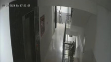 Uyuşturucu bağımlısı genç komşularını önce bıçakladı sonra silah çekti
