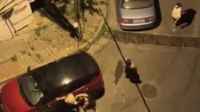 Kağıthane'de sokak ortasında kadına saldırdı; o anlar kamerada