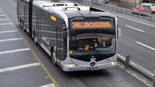 Küçükçekmece'de dumanlar yükselen metrobüsteki yangına güvenlik görevlileri müdahale etti