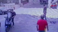 İzmir'de polise satırla tehdit kamerada