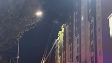 Başakşehir’de korkutan yangın: Çatıda çıkan yangın yan binalara sıçradı