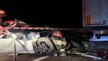 TEM'de feci kaza: Tıra çarpan otomobil kağıt gibi ezildi, 2 kişi hayatını kaybetti