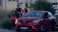 Arnavutköy'de bir kadın oğluna kızıp, aracına satırla saldırdı