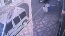 Bağcılar'da hırsızların ev sahibine yakalandığı anlar kamerada