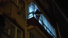 Polis ekipleri intihar girişiminde bulunan kadını tek cümleyle vazgeçirdi