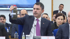 Bakan Kurum İzmir Körfezi'nin suyunu TBMM'ye getirdi: Bu şişenin içindeki oksijen miktarı sıfırdır