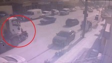 Mucize kurtuluş: Hafriyat kamyonunun altından yürüyerek çıktı