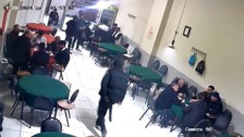 Kahvehanede okey oynarken pompalı tüfekle saldırıya uğradı: O anlar kamerada