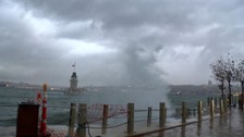 İstanbul'da lodosun etkisiyle dev dalgalar kıyıyı dövdü