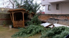 Çekmeköy'de sağanak yağış nedeniyle istinat duvarı çöktü