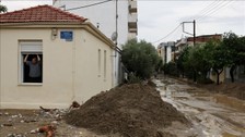Şiddetli yağışlar Komşu'yu esir aldı: Toprak kayması meydana geldi!