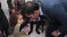 Bakan Murat Kurum'dan köy evlerine taşınan depremzede aileye ziyaret
