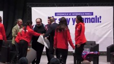 Yemeksepeti kurucusu Nevzat Aydın panelde fenalaştı ve yere yığıldı