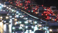 İstanbul'da trafik kilitlendi: Yoğunluk yüzde 89'u gördü