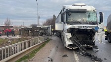 Balıkesir’de öğrenci servisi tırla çarpıştı: 8 öğrencinin durumu ağır