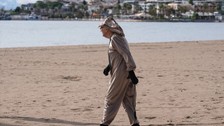 Didim'deki İngilizler soğuk havada sahipsiz hayvanlar için denize girdi