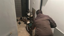 Sivas'ta yolunu kaybeden su samuru apartmana girdi