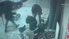 Şanlıurfa'da bir kişinin pompalı tüfekle vurulma anı kamerada!