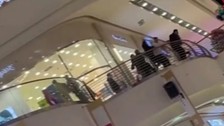 Ankara'da AVM'de tekmeli yumruklu kavga kamerada