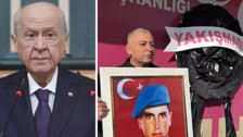 Şehit ailelerinden MHP'ye tepki! İl Başkanlığı önüne "Yakışmadı" yazılı siyah çelenk bıraktılar