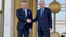 Slovakya Başbakanı Robert Fico'yu resmi törenle karşıladı