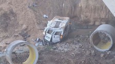 Tuzla'da servis minibüsü 20 metre yükseklikten dere yatağına düştü: 1 ölü, 14 yaralı