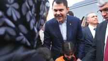Bakan Kurum Osmaniye’de depremzede ailenin yeni evine konuk oldu