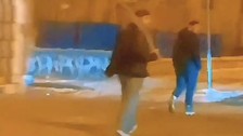 Cadde ortasındaki kılıçlı gençler polisten kaçamadı!