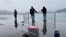 İstanbul'da kar altında balık tutma keyfi
