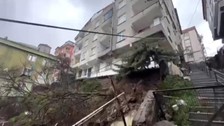 Beyoğlu'nda istinat duvarı çöktü: Çevredeki iki bina boşaltıldı!