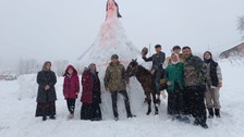 Ailesiyle kar yağışını eğlenceye dönüştürüp, 5,5 metrelik kardan gelin yaptılar