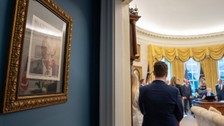Trump'ın sabıka fotoğrafı Oval Ofis'in girişine asıldı