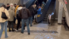 Metrobüs alt geçidinde zor anlar: Vatandaşlar sular içinde yürüdü