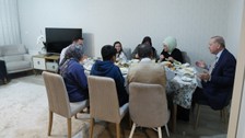 Fidan ailesinin sofrasına sürpriz konuk! Cumhurbaşkanı Erdoğan, bir vatandaşın evinde iftar yaptı