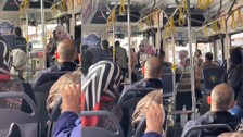 Otobüste tanımadığı kadına evlilik teklifi edince ortalık karıştı