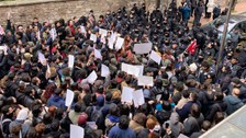 İstanbul Üniversitesi'nde İmamoğlu protestosu! Barikatı aşan öğrencilere biber gazıyla müdahale