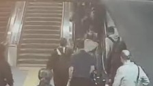 İstanbul - Gayrettepe metrobüs istasyonunda kavga: Yürüyen merdivende saldıran kadın aşağı düştü