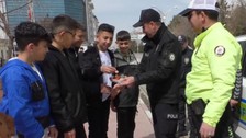 Van'da trafik polisi, çocuklara bayram şekeri dağıttı