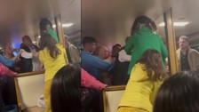 Ada vapurunda kadınlar birbirine girdi! O anlar kamerada
