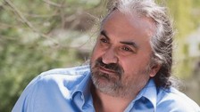 Ünlü sanatçı Volkan Konak vasiyetindeki ceviz ağacının altına gömüldü