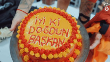 Galatasaraylı futbolculardan galibiyetin ardından Ali Koç'a soyunma odasında sürpriz: İyi ki doğdun başkan