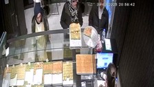 İş yerinin sadaka kutusunu çalan şüpheli kamerada