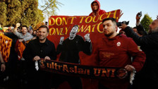 Okan Buruk'tan Mourinho'ya pankartlı gönderme: “Don’t touch, only watch” (Dokunma, sadece izle)