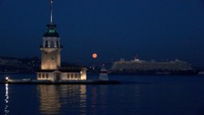 İstanbul’da ‘Pembe Ay’ büyüledi: Kız Kulesi ile eşsiz görüntü
